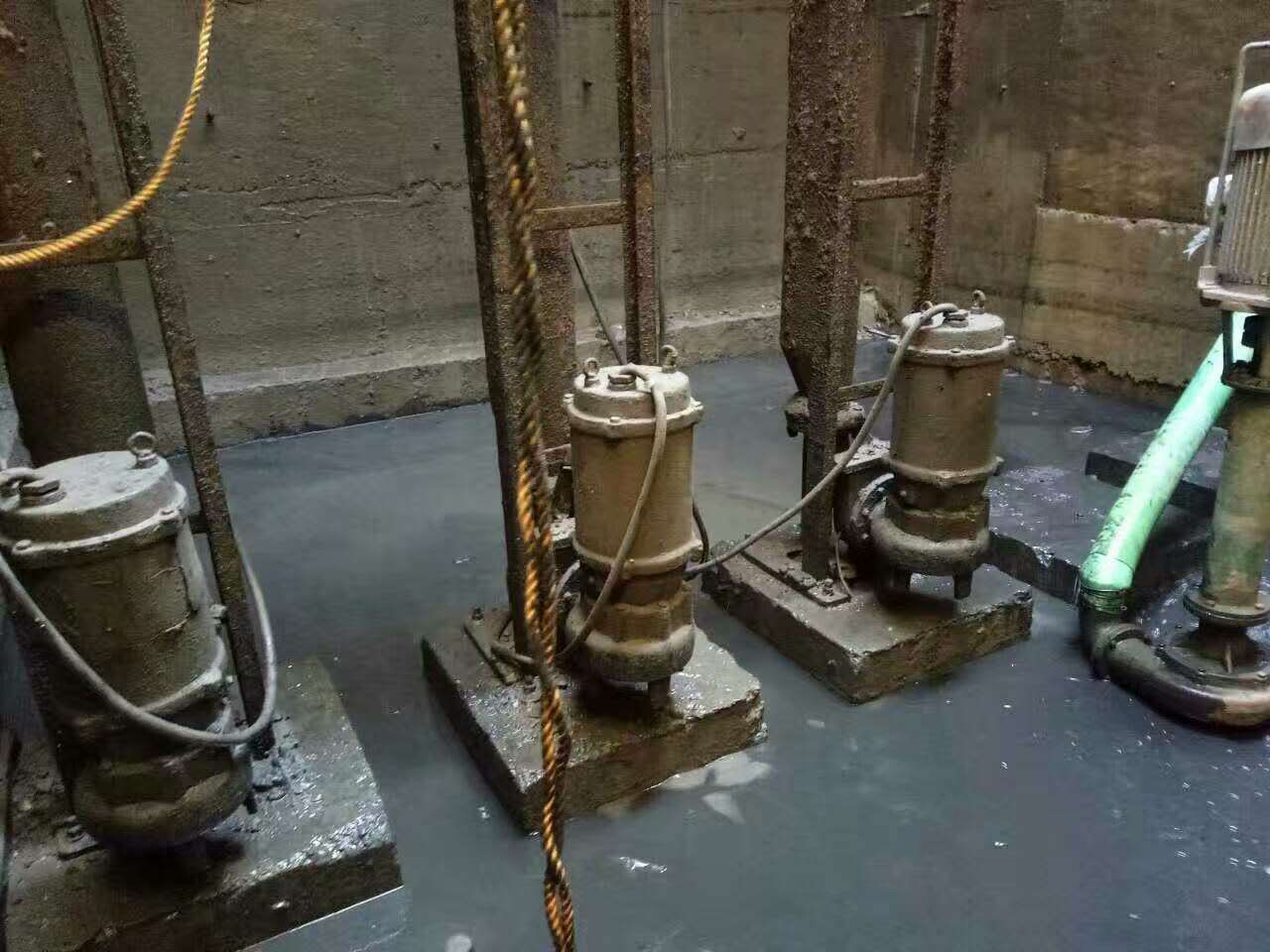 峪泉镇污水池清理