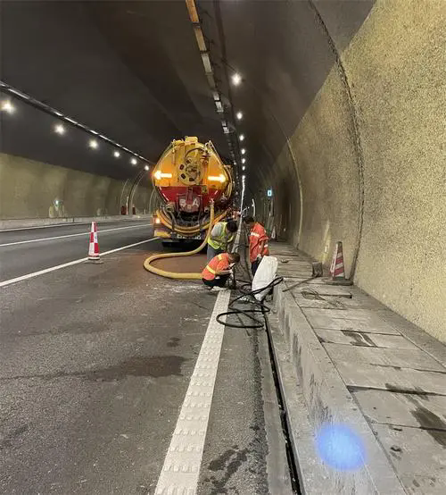 峪泉镇隧道排水渠清淤